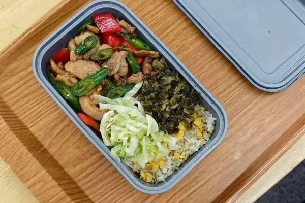 华泰配资 川式小炒肉饭/姜爆甜椒鸡丝饭！成都列车美食上新！门店现炒，送餐到座